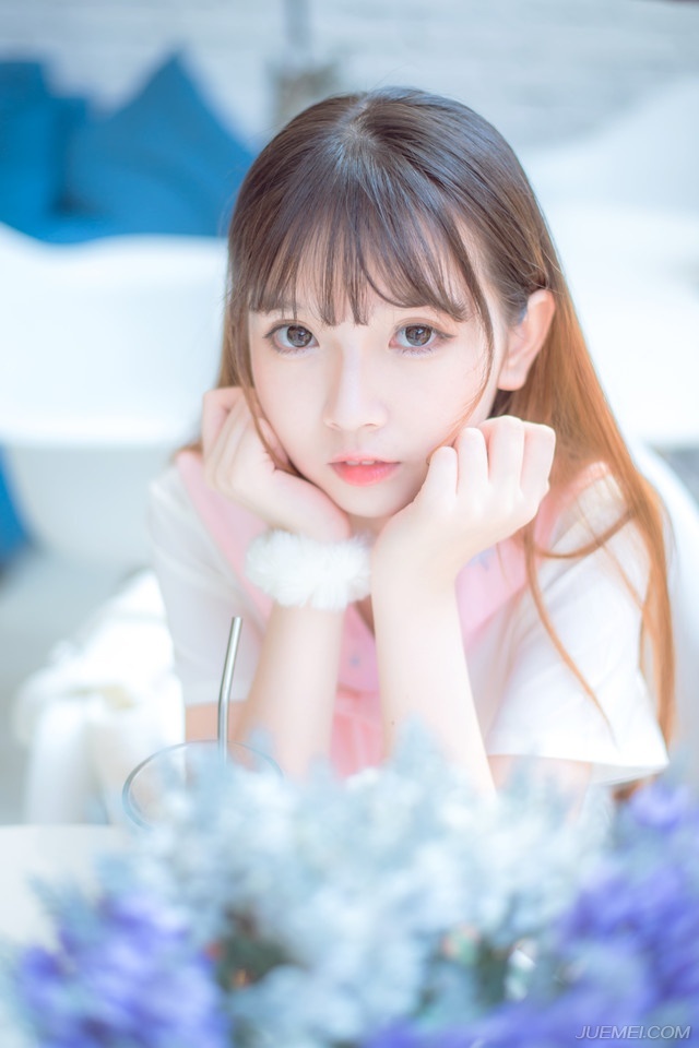“此事你看着办，我不管，但别太过，小心过犹不及。”庞统摇了摇头，想到当初自己糊里糊涂的被贾诩拉到了吕布战车上，心里就不由得一阵腻歪。